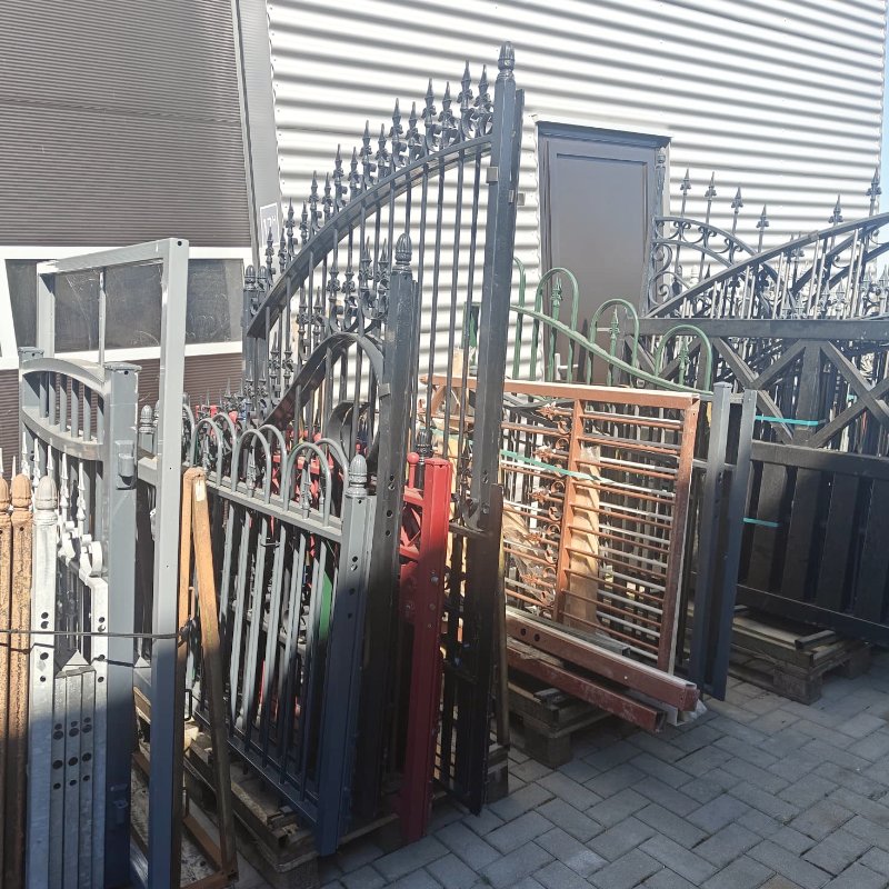 Complete set gebruikt hekwerk met bijpassende poort